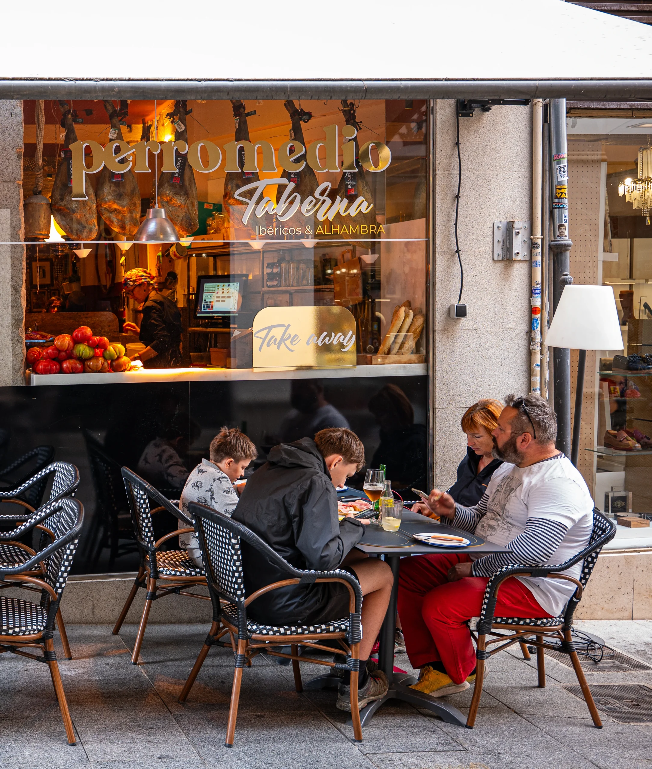 Terraza_taberna_perromedio